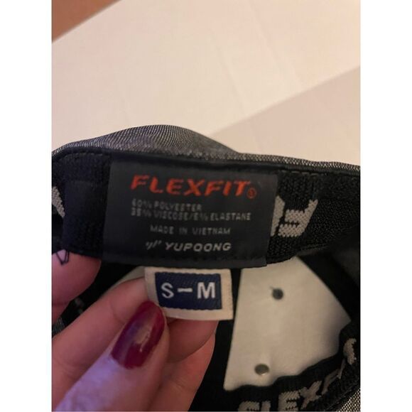 OAKLEY Mens Flexfit Hat S/M Baseball Cap Gray/Grey Logo Spellout - Picture 4 of 7